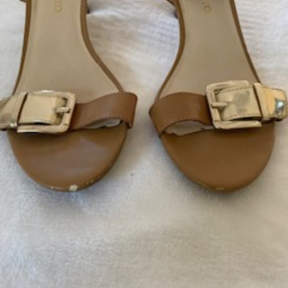 Gold buckle kitten heel sandals with ankle strap - Picture 2 of 3